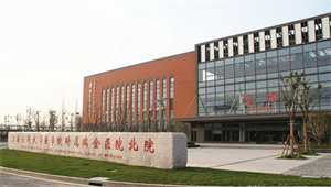 老婆怀孕在家，万一突然要生我是自己开车去医院好还是打120好呢？