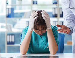 怀孕初期有点出血和老公说结果他说我开玩笑